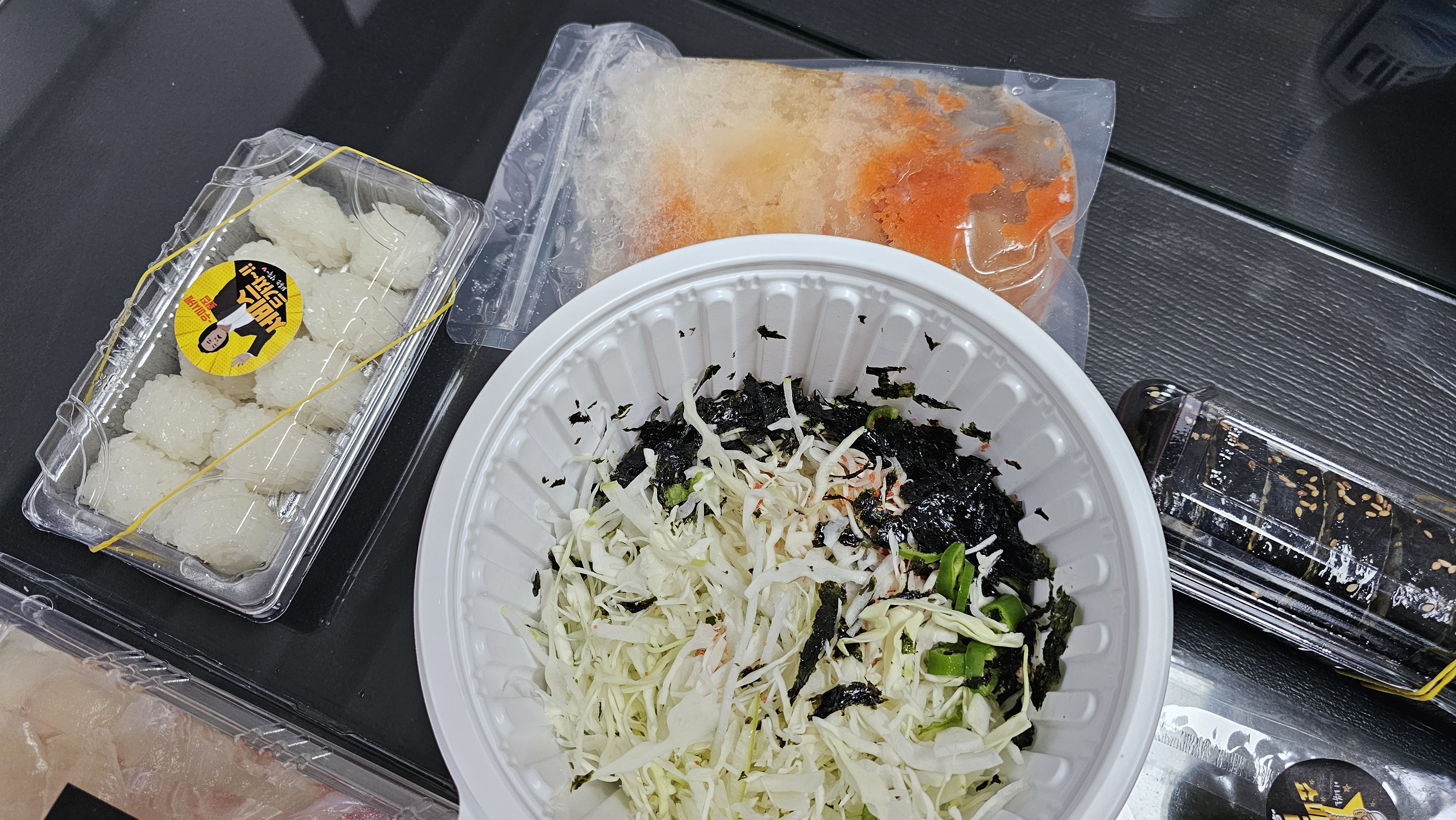 우미사케 횟집 서비스인 초밥과 물회