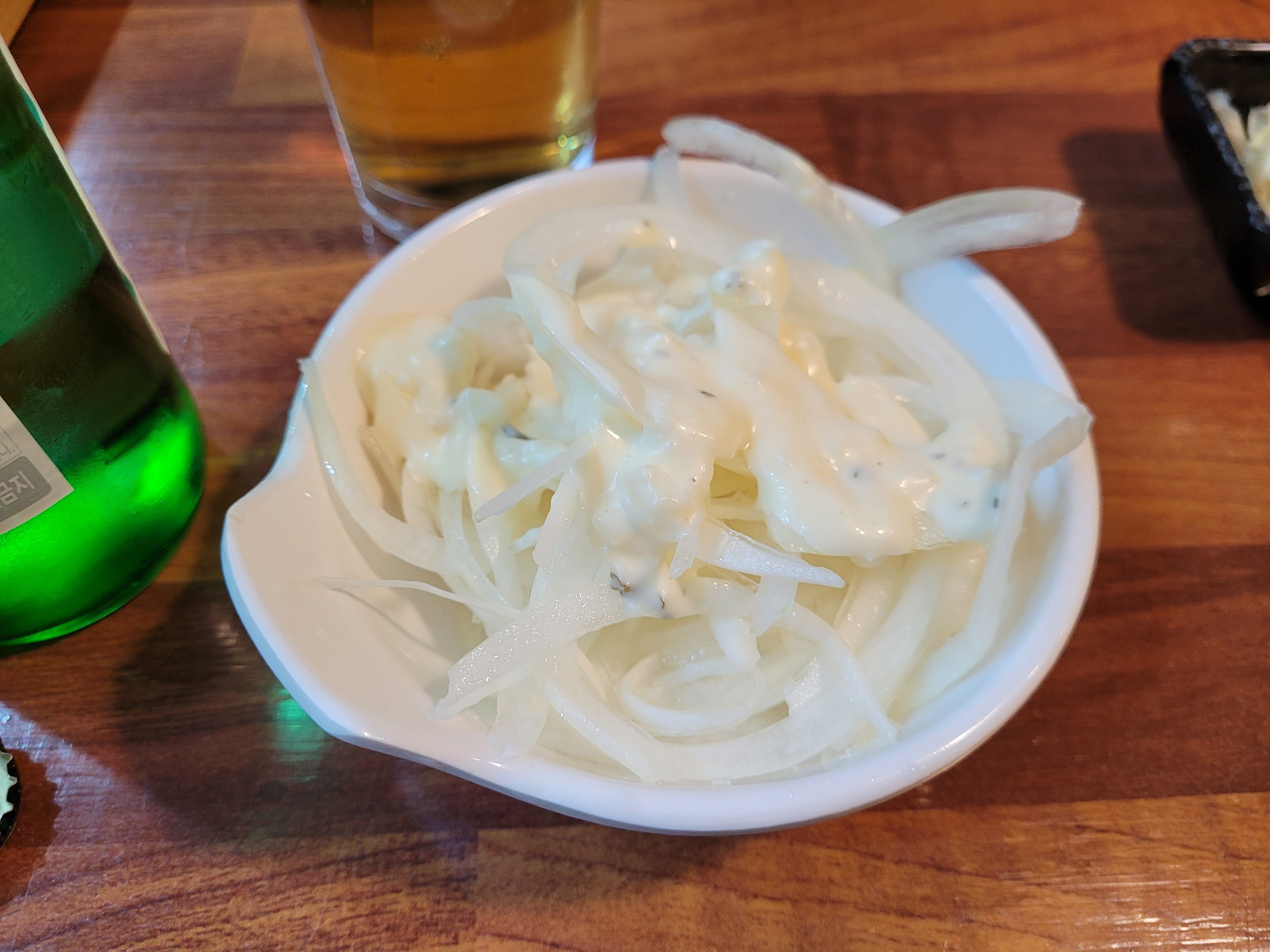 튀김의 느끼함을 잡아주는 양파셀러드