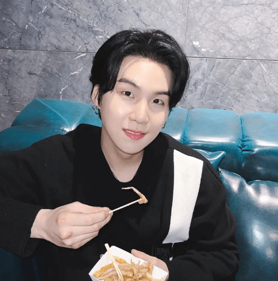 오징어를 먹고 있는 슈가