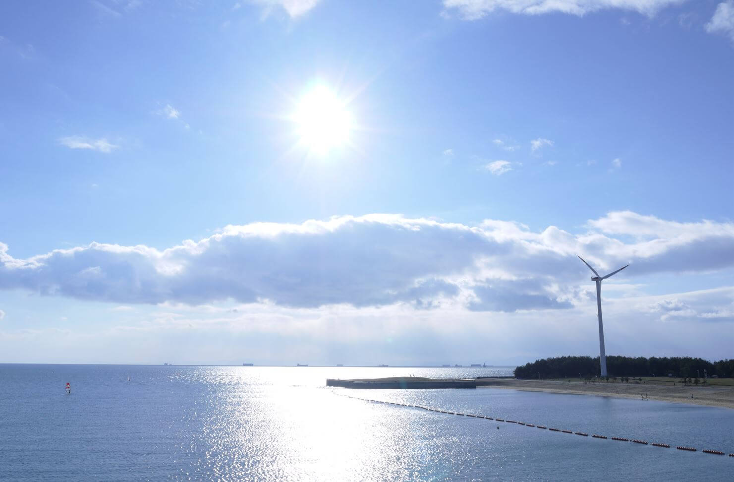 맑은 날씨의 해변가