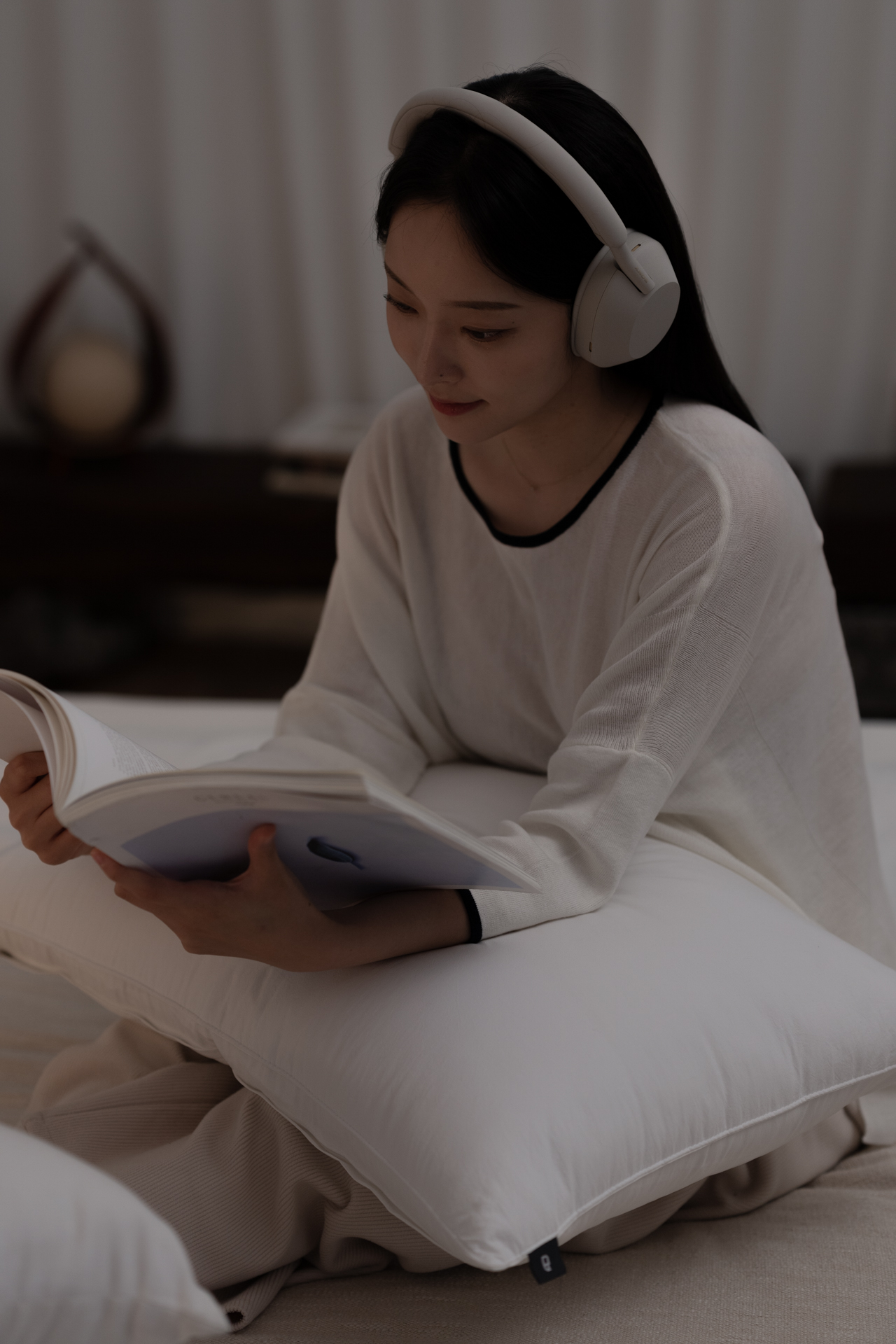 WH-1000XM5를 착용한 여성