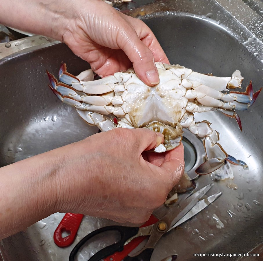 맛있는 양념게장에 들어갈 꽃게 배 부분의 돌기를 뜯는 사진