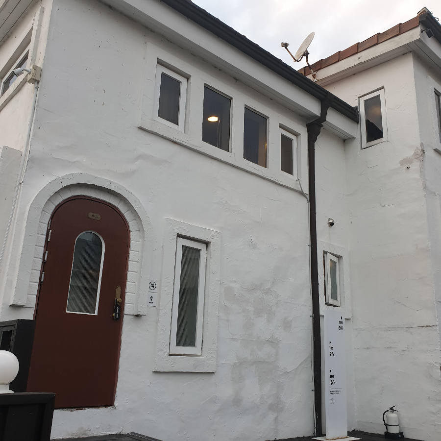 토크라피 : 강화도 동막해변 오션뷰 카페_별관 안내 표지판