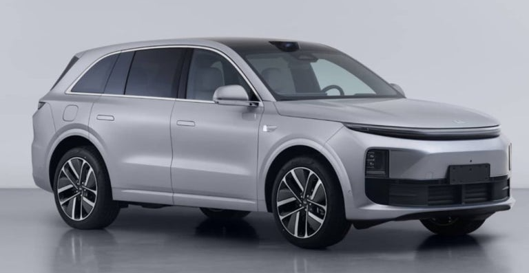 리오토 L6(Li Auto L6)의 3K 고해상도 듀얼 OLED 스크린과 컴프레서 방식의 내장 냉장고 및 광활한 2열 공간 인테리어 분석