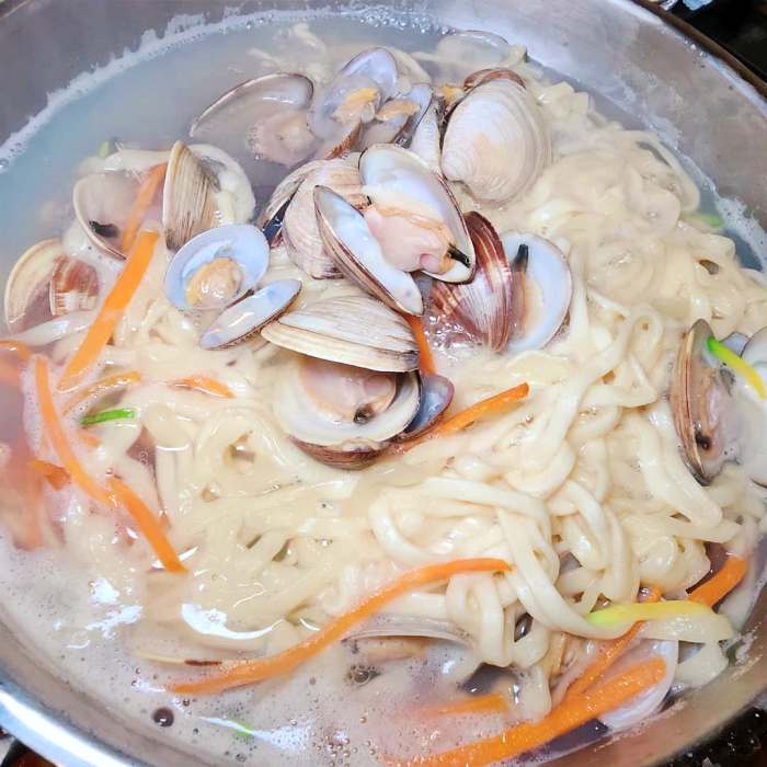 생방송투데이 하남 미사 진한 육수 백합 조개 바지락 칼국수 맛집