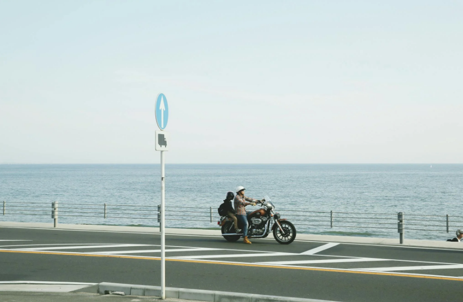 해안가드라이브 오토바이 주행중인 커플