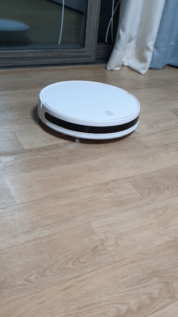 열씸 청소중인 샤오미 G1 로보청소기
