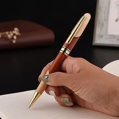 엄지-손톱이-검게-물들어있고-다소곧이-볼펜을-들고-서서히-작성해-나가는-유언장