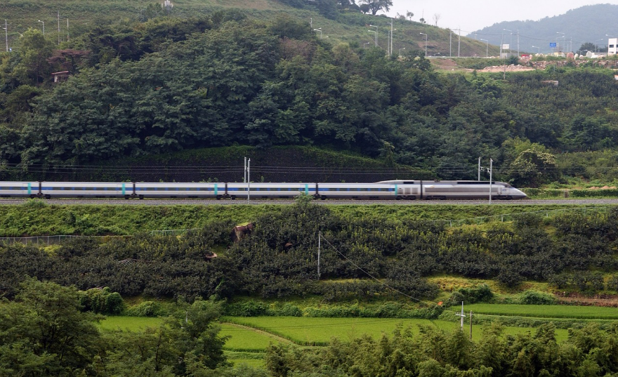 여행지로 가고 있는 KTX