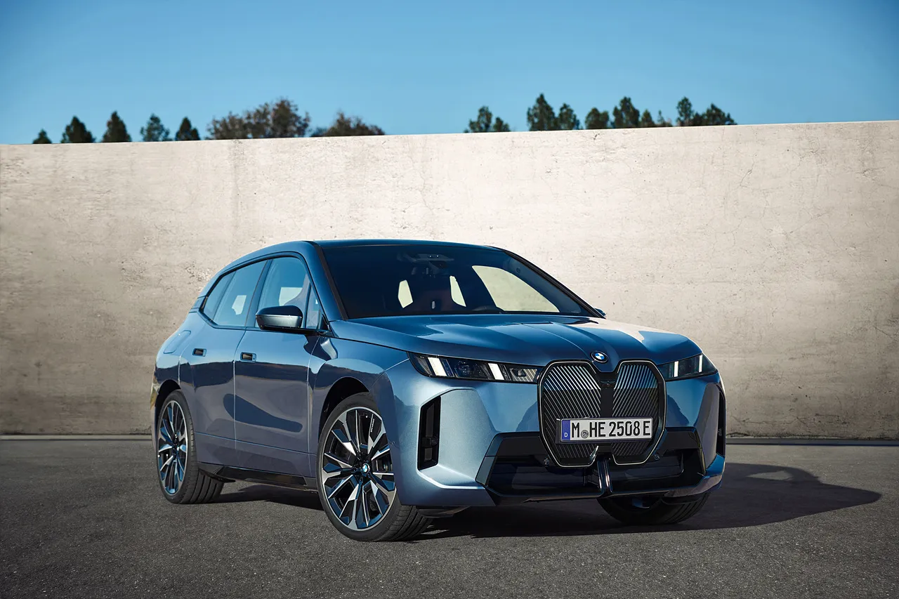 BMW iX 자동차 이미지