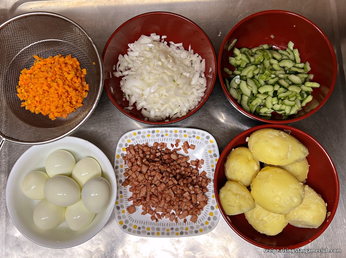 샐러드 빵 (사라다 빵)에 들어갈 재료들(데친 당근&amp;#44; 절인 양파&amp;#44; 절인오이&amp;#44; 삶은 계란&amp;#44; 볶은햄)이 준비된 사진