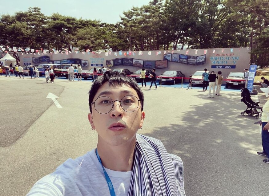 안경을쓴-남성의모습
