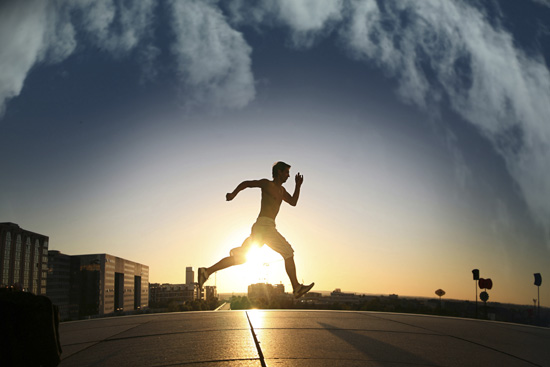 아침에 달리기 하는 남성 사진