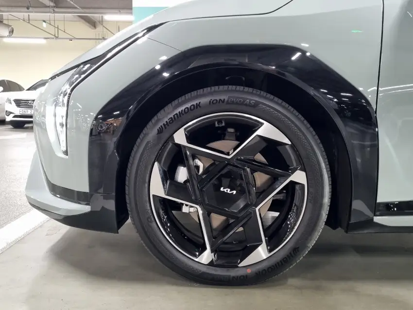 EV4 GT-라인에 꽂힌 19인치 휠 타이어는 이렇습니다.