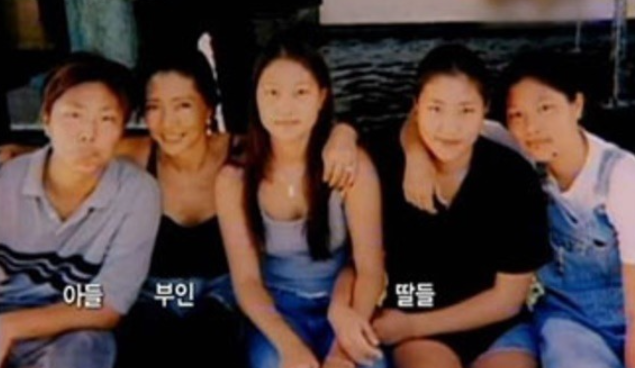 남진과 아내 강정현, 그리고 1남 3녀 가족의 행복한 모습