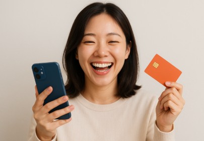 카드사 혜택을 확인하고 웃고 있는 사람