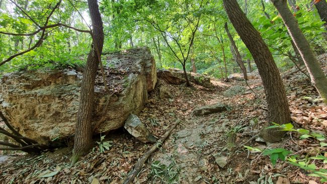 등산로 왼쪽에 커다란 바위