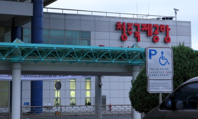 왼쪽 벽면에 빨간 글씨로 청주국제공항이라고 적혀있다.