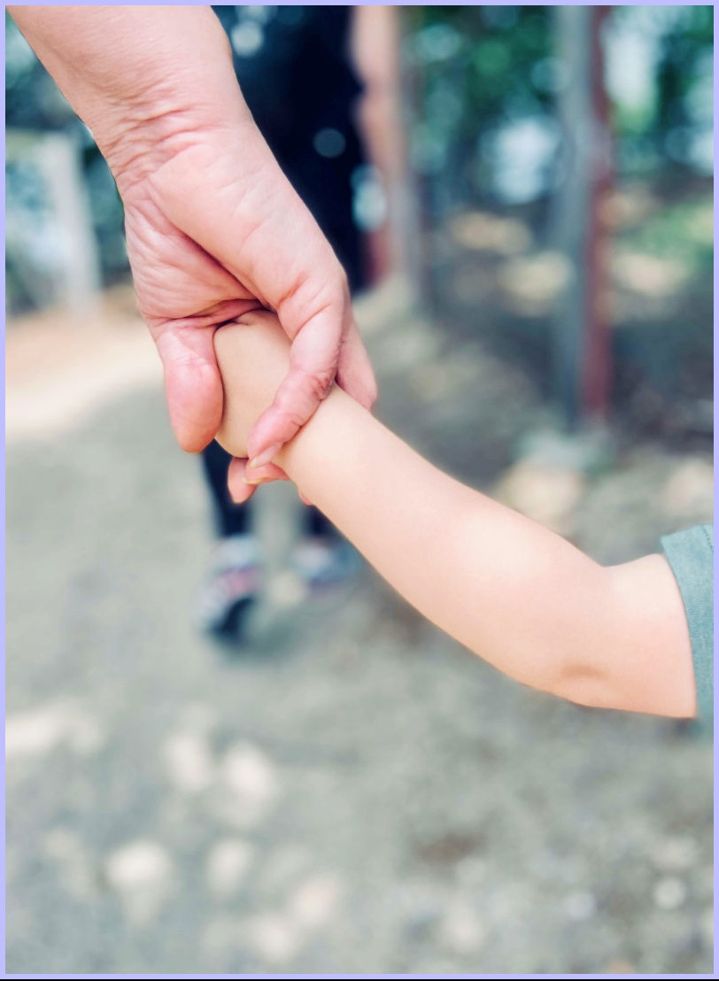 아이 손을 잡은 어른 손