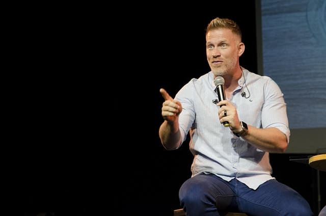 연설자가-논리적으로-강연하고-있는-모습