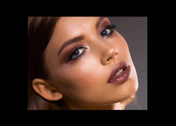 화장을 진하게 한 여자 사진