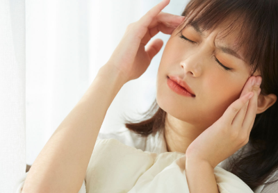 두통이 있는 여성