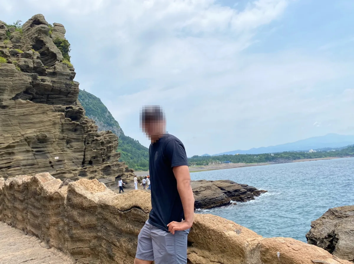 용머리-해안에서-검은-모자를-쓰고-서있는-남자