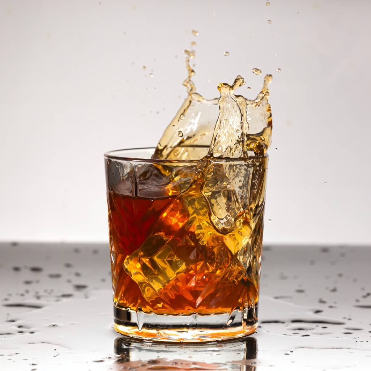 컵에-가득-들어있는-양주