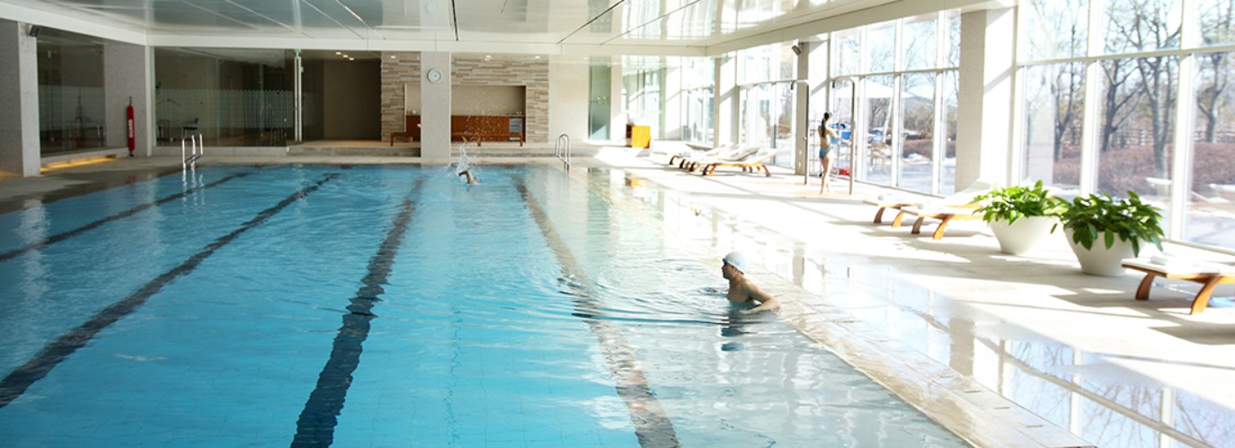 실내에서 즐기는 청결한 워터타임