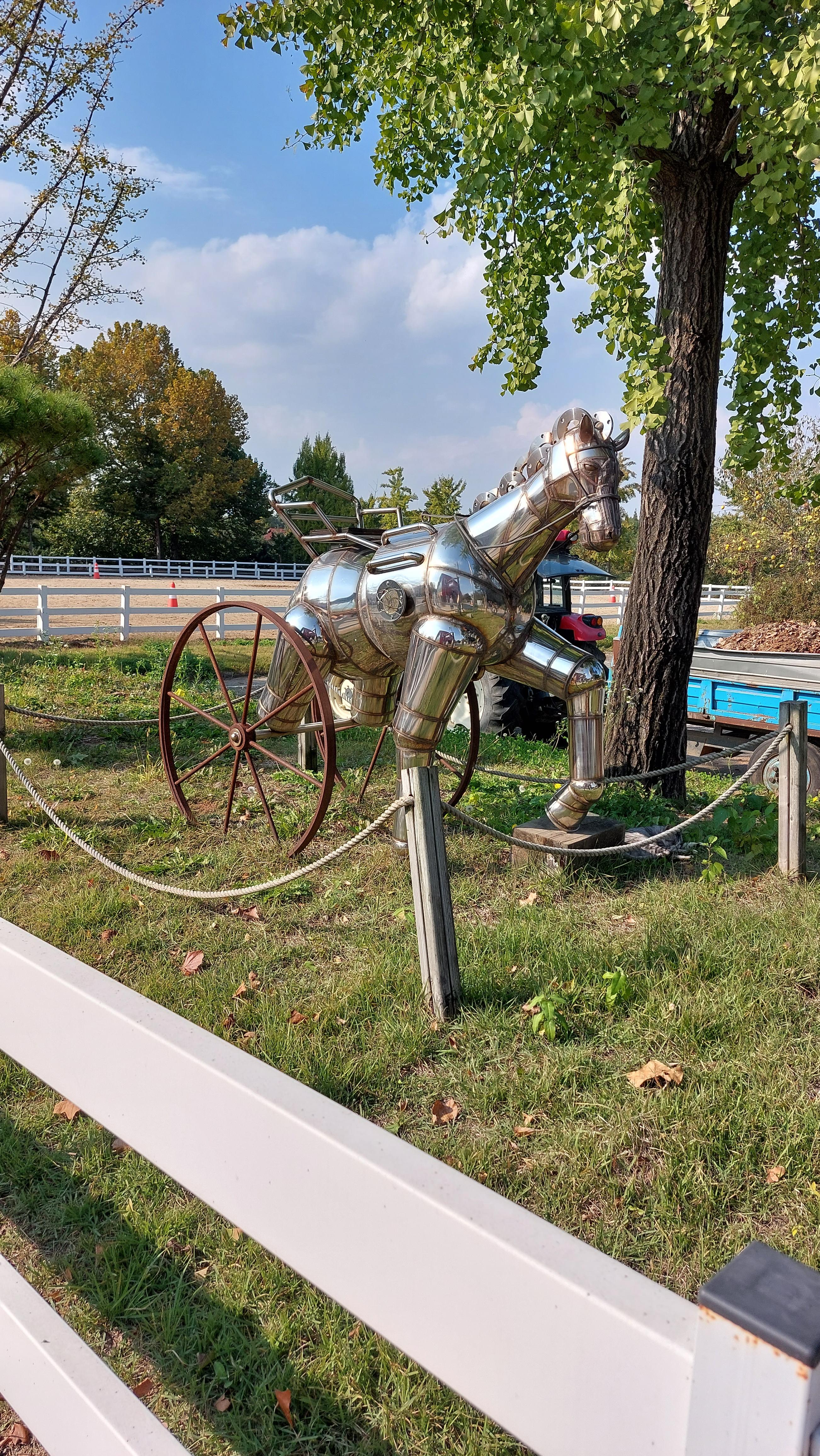 안성팜랜드 실내승마체험장 앞 조형물