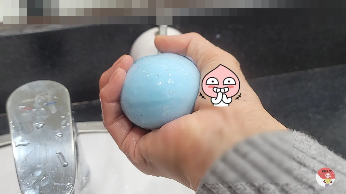 공중화장실 고정된 바 파란 비누를 사용중인 사람의 손