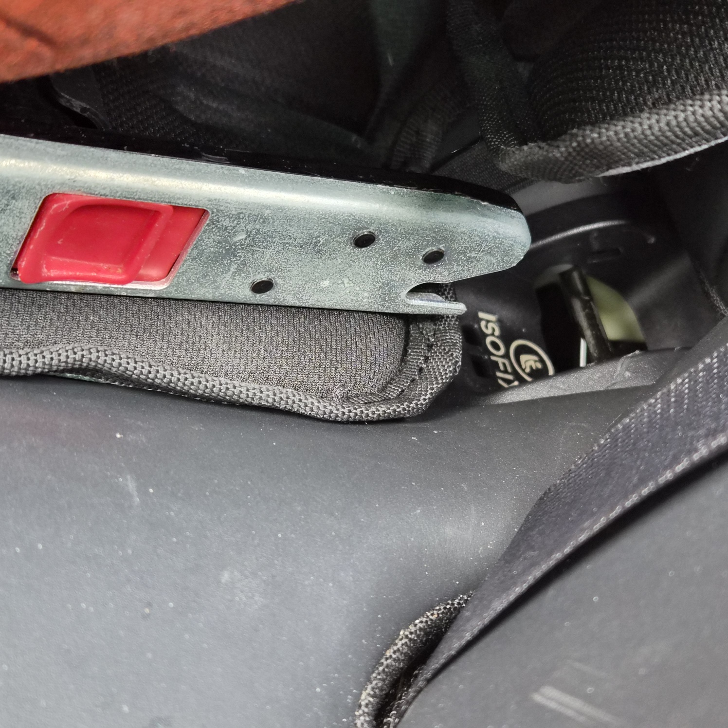 ISOFIX 커넥터 체결 전 상태