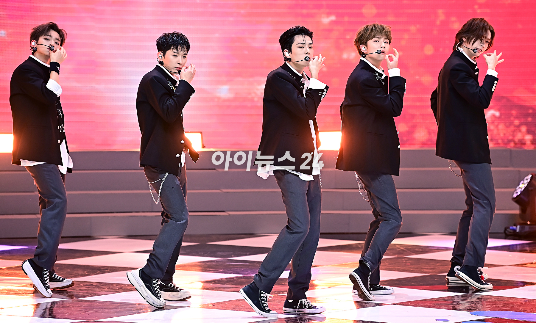 그룹 휘브(WHIB)가 8일 오후 서울 상암동 SBS프리즘타워에서 열린 싱글 1집 'Cut-Out'(컷-아웃)을 발매 기념 쇼케이스에 참석해 포토타임을 갖고 있다. [사진=곽영래 기자]