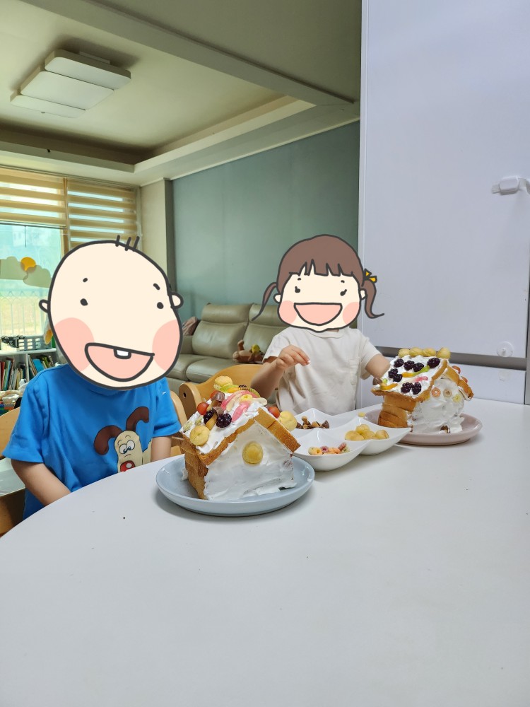 과자집을 꾸미는 아이들