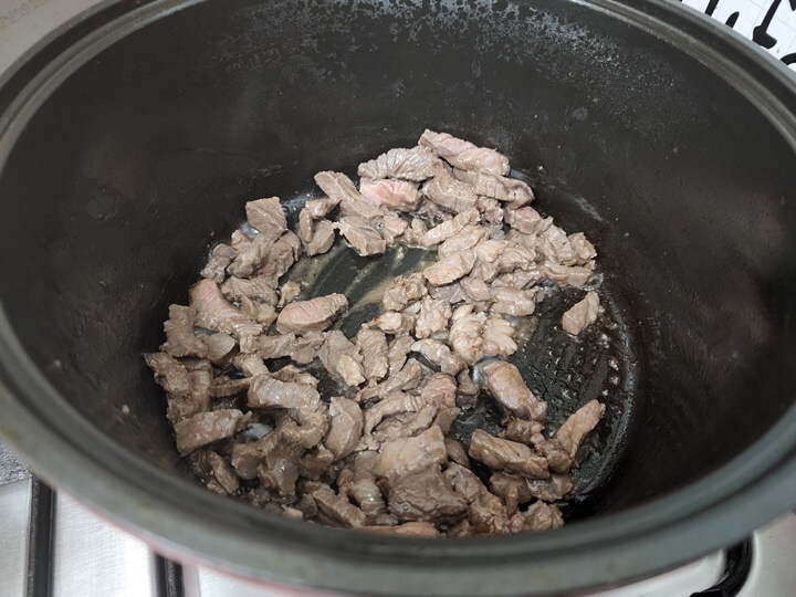 냄비에서 볶은 쇠고기