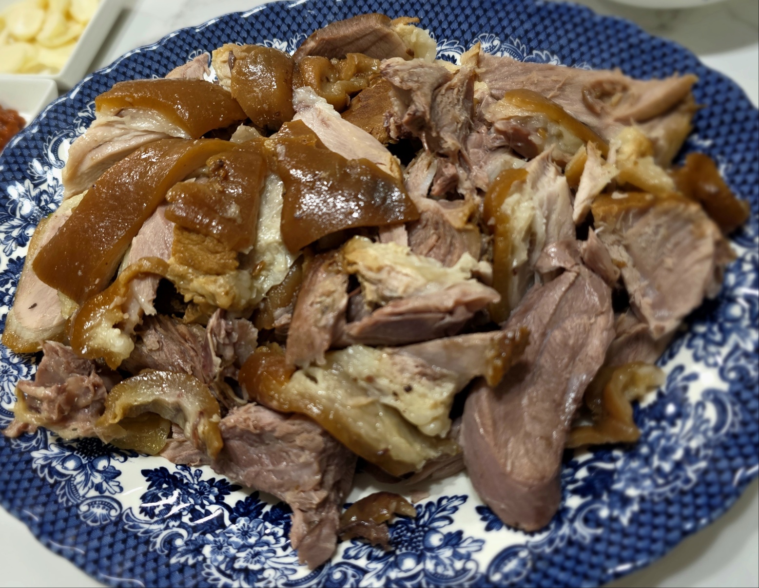 족발을-직접-썰어야-합니다.