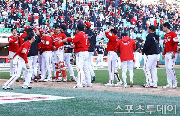 LG 트윈스, 개막 3연패, 톨허스트, 앤더스 톨허스트, LG 마운드 비상, KIA 타이거즈, 김도영, 김도영 홈런, 염경엽, 2026 KBO 리그, 프로야구 순위, LG KIA 결과, 톨허스트 7실점, 손주영 부상, 요니 치리노스, 임찬규, LG 야구 분석, 개막 3연전, 프로야구 뉴스, LG 트윈스 순위