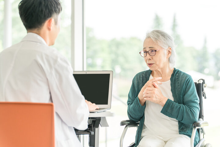 50대 재취업을 위한 돌봄&middot;복지 자격증 로드맵 총정리