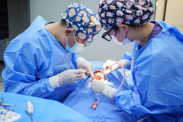 수술방식을 알려주는 임플란트 치과