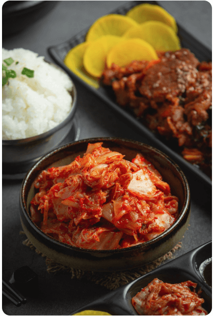 밥과 반찬들과 함께 놓여 있는 김치