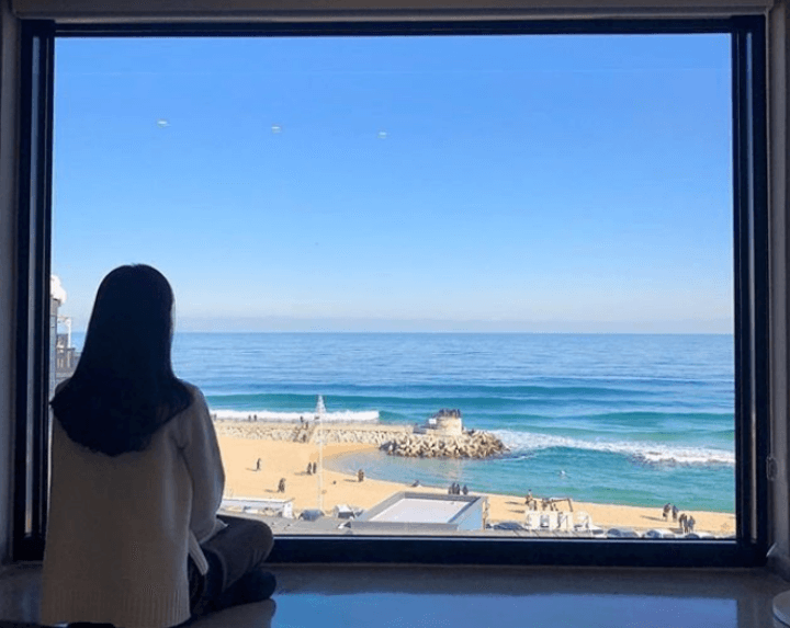 여자가-앉아있는-오션뷰-숙소-사진-강릉