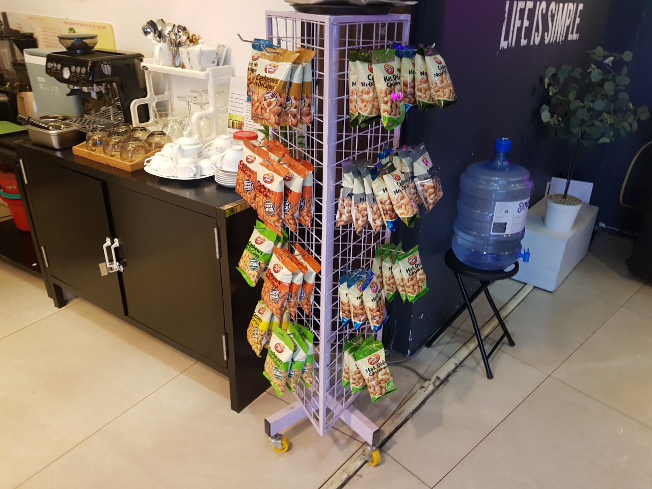 호치민 빈탄군 사이공 펄 단지 내 맥주바 THE DAILY BEER - 과자 안주