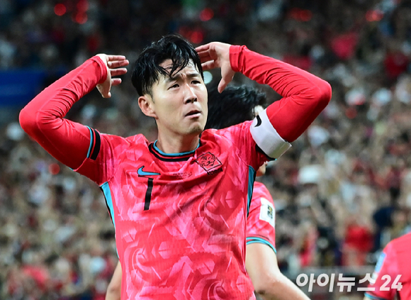 2026 FIFA 북중미 월드컵 2차 예선 대한민국과 중국의 경기가 지난해 6월 11일 오후 서울월드컵경기장에서 열렸다. 후반 한국 이강인이 선제골을 넣은 가운데 어시스트한 손흥민이 관중들의 호응을 유도하고 있다. [사진=정소희 기자]