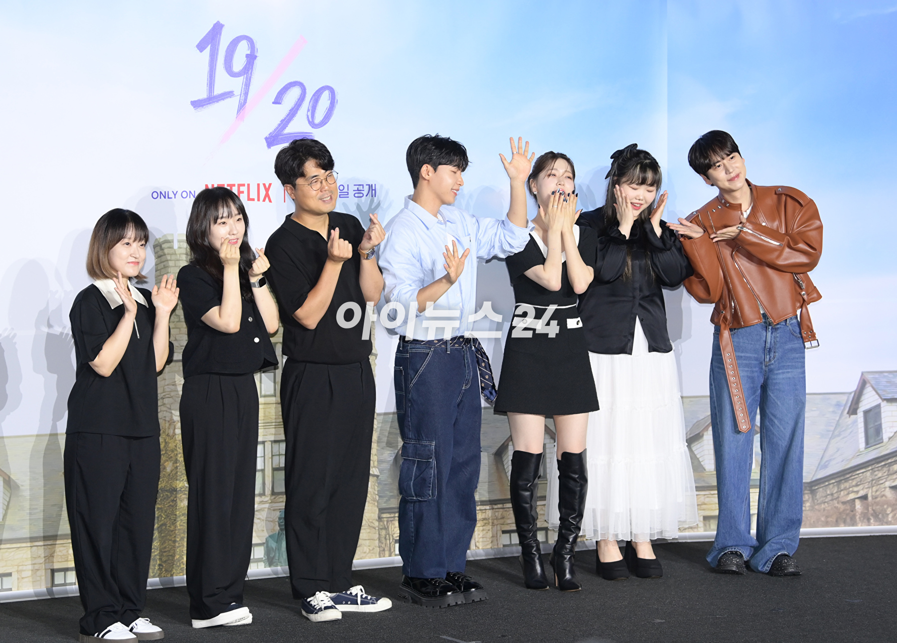 6일 오전 서울 용산구 용산 CGV에서 열린 넷플릭스 청춘 리얼리티 예능 '19/20'(열아홉스물) 제작발표회에서 MC들과 제작진들이 포토타임을 갖고 있다. [사진=정소희 기자]