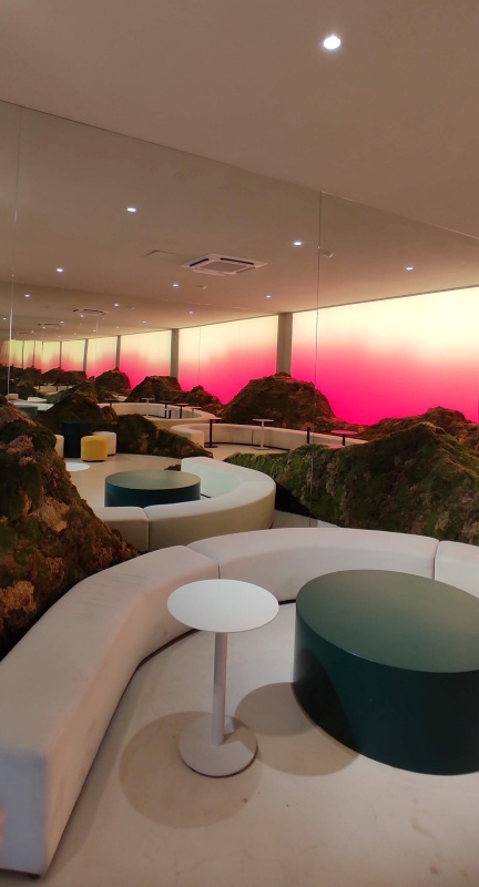 양쪽거울로 끝없이 이어지는것 같은공간