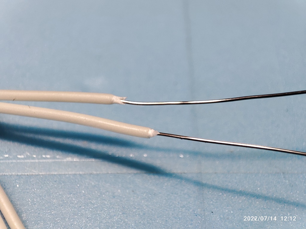 내부 전선의 피복을 벗겨보니, 내부의 전선은 상처가 없네요.