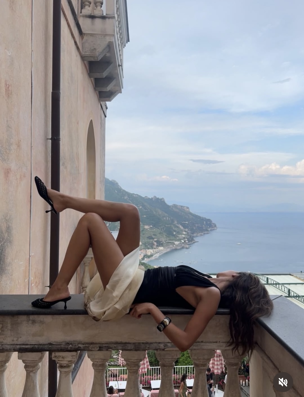 단정함 속 관능미, 여름엔 슬립 스커트 하나로 완성되는 감성 – 프레피 무드, 소재의 매력, 미니 기장 관련 사진