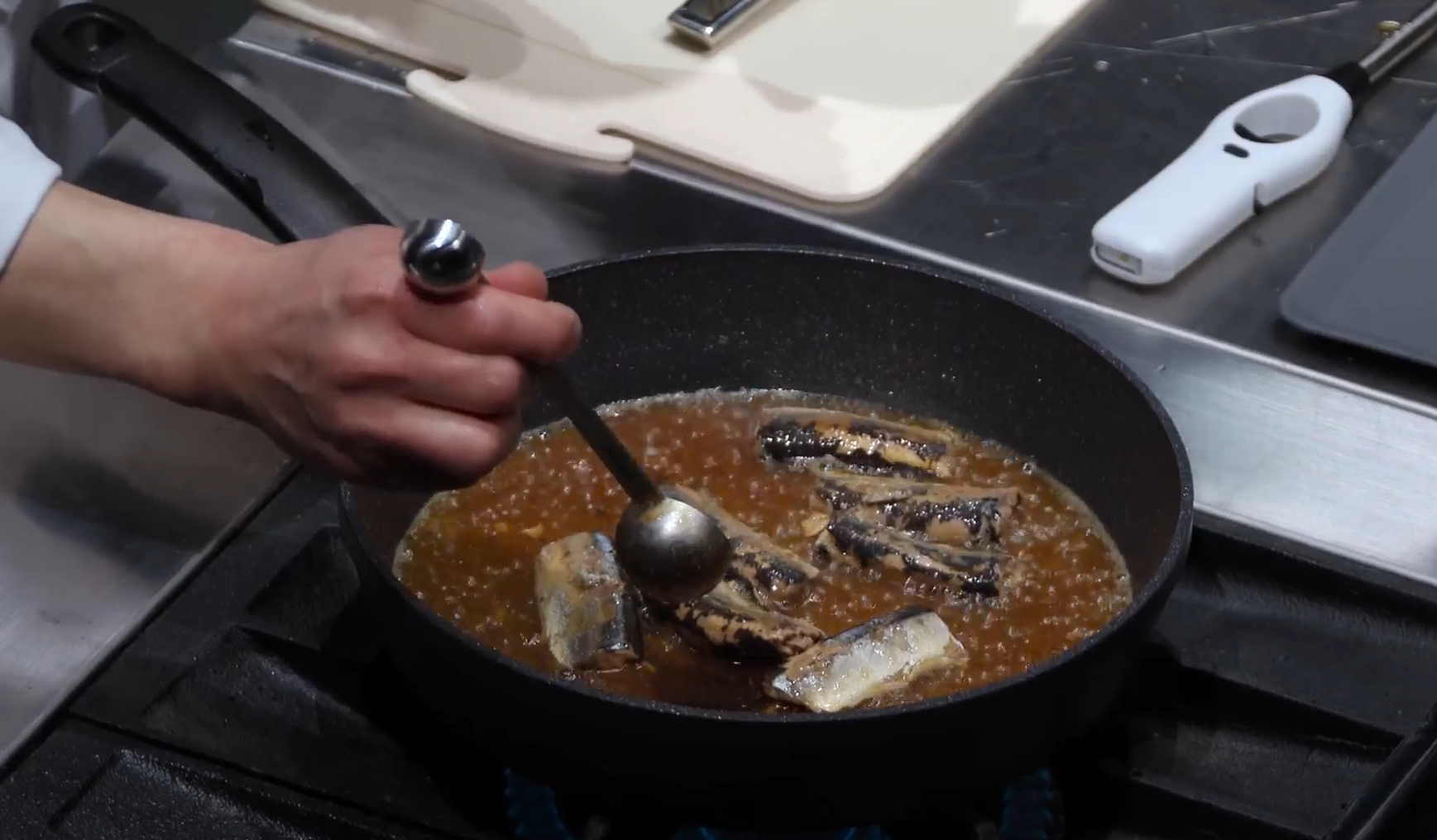 꽁치와-함께-푹-졸인다