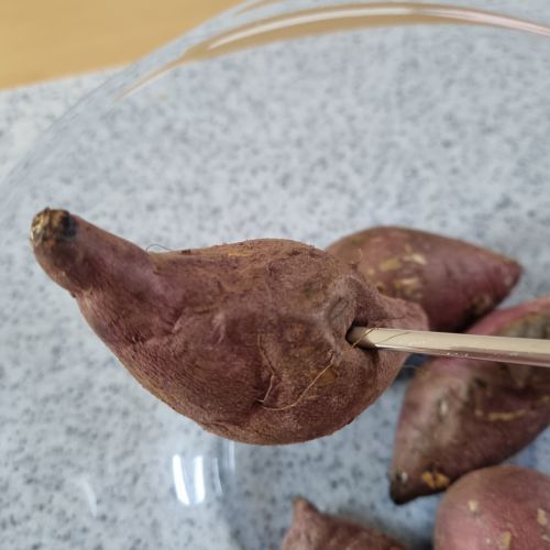 완성된-군고구마-젓가락으로-찔러보기