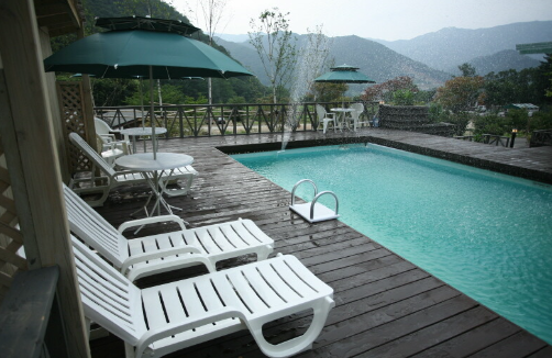 수영장-의자-파라솔